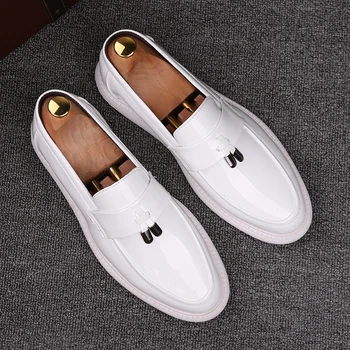 Męskie białe skórzane buty Slip On Fashion męskie formalne лоферы buty na płaskiej podeszwie metalowa obuwie dla mężczyzn homme mocassin