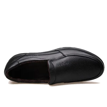 NPEZKGC 2020 Nowa Casual buty ze skóry wołowej skóry Zimowe męskie лоферы Slip On Fashion Driving Loafer mokasyny pluszowe buty Męskie