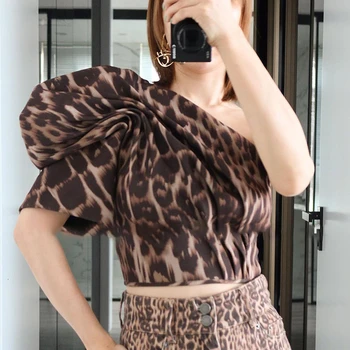 TWOTWINSTYLE wzór leoparda Bluzka dla kobiet skośny kołnierz tunika z pełnymi rękawami ruffle nieregularne koszule Damskie moda 2020 odzież